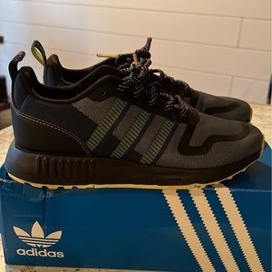 Adidas sneakers / athletic shoes boys size 7. Excellent condition/ like new.